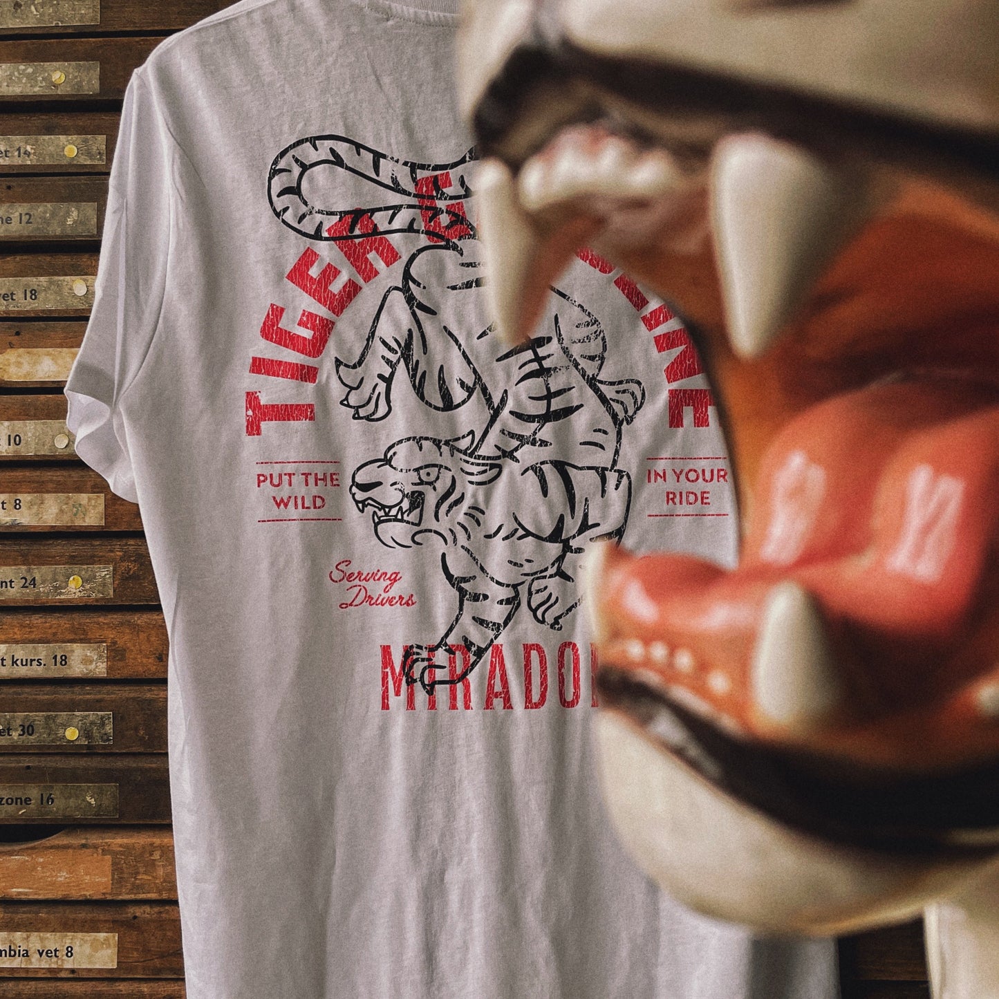 T-shirt imprimé unisexe - "Tiger Gasoline"